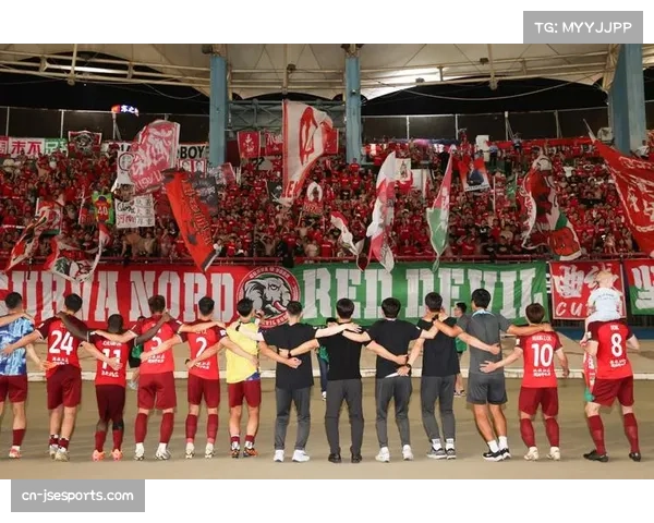 主场球迷齐声助威，创造热烈氛围