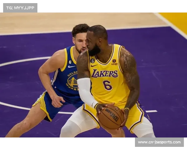 勇士主场向克莱-汤普森播放致敬视频,场面感人 勇士主场向克莱-汤普森播放致敬视频,场面感人